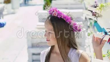 快乐的小女孩环顾四周，摸着花盆。 慢慢地